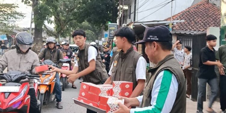 DPD LDII Kabupaten Bandung, Jawa Barat, membagikan sekitar 7.000 paket takjil kepada masyarakat. Foto: LINES.