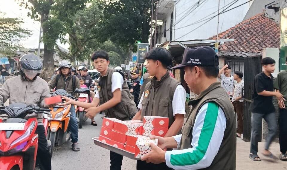 DPD LDII Kabupaten Bandung, Jawa Barat, membagikan sekitar 7.000 paket takjil kepada masyarakat. Foto: LINES.