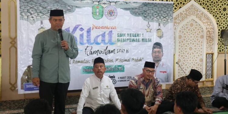 Ketua LDII Kalimantan Barat Susanto memberikan tausiyah kepada para peserta Pesantren Kilat (Sanlat) SMK Negeri 1 Mempawah Hilir, di Aula Kompleks Masjid Agung Al Falah, Mempawah. Foto: LINES.