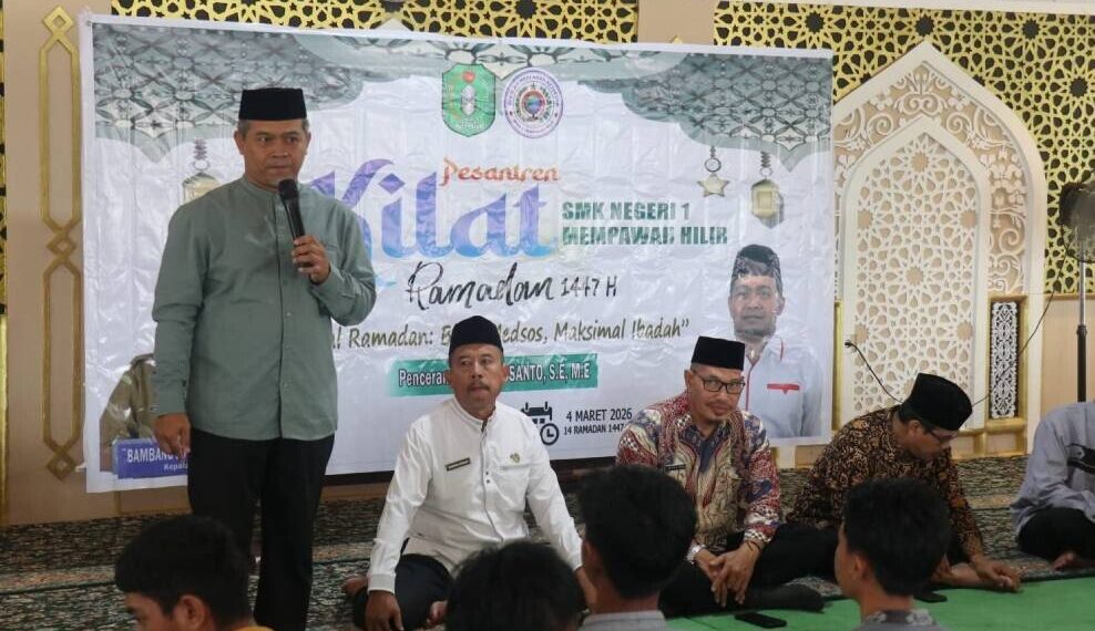 Ketua LDII Kalimantan Barat Susanto memberikan tausiyah kepada para peserta Pesantren Kilat (Sanlat) SMK Negeri 1 Mempawah Hilir, di Aula Kompleks Masjid Agung Al Falah, Mempawah. Foto: LINES.
