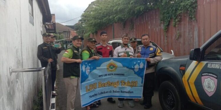 Dewan Pimpinan Daerah (DPD) LDII Kota Bandung membagikan ribuan paket takjil gratis kepada masyarakat pada Jumat (6/3/2026). Foto: LINES