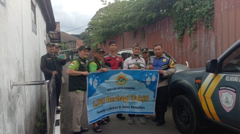Dewan Pimpinan Daerah (DPD) LDII Kota Bandung membagikan ribuan paket takjil gratis kepada masyarakat pada Jumat (6/3/2026). Foto: LINES