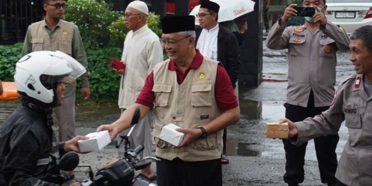 LDII Kota Bekasi berbagi takjil. Foto: LINES.