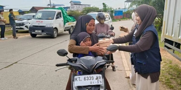 DPD LDII Kutai Timur (Kutim) membagi takjil kepada para pengguna jalan di kawasan jalan Poros Sangatta-Bontang. Foto: LINES.