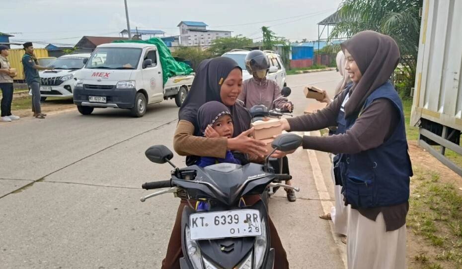 DPD LDII Kutai Timur (Kutim) membagi takjil kepada para pengguna jalan di kawasan jalan Poros Sangatta-Bontang. Foto: LINES.