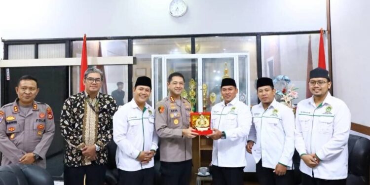 Pengurus DPD LDII Kota Makassar silaturrahim ke Kapolrestabes Makassar. Foto: LINES.