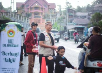 Hujan Tak Halangi Polresta dan LDII Manokwari Berbagi Takjil Ramadan