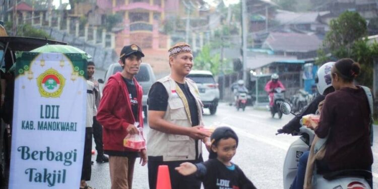 DPD LDII Manokwari bekerja sama dengan Sat Binmas Polresta Manokwari membagikan takjil. Foto: LINES.