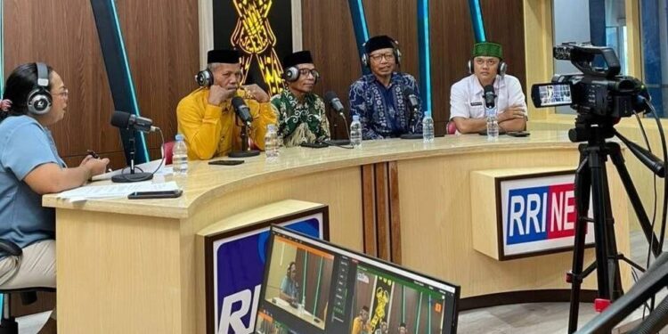 Ketua DPW LDII Papua Barat, Suroto dan Wakil Ketua DPW LDII Papua Barat, Jati Winasis mengisi dialog interaktif di RRI Manokwari. Foto: LINES.