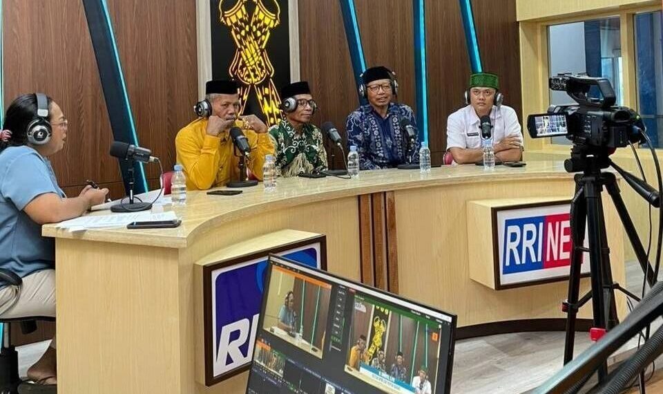 Ketua DPW LDII Papua Barat, Suroto dan Wakil Ketua DPW LDII Papua Barat, Jati Winasis mengisi dialog interaktif di RRI Manokwari. Foto: LINES.