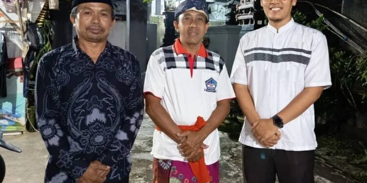 LDII Tabanan berkoordinasi dengan Kelian Adat Banjar Malkangin, I Komang Wijaya dalam menjaga Kamtibmas. Foto: LINES.