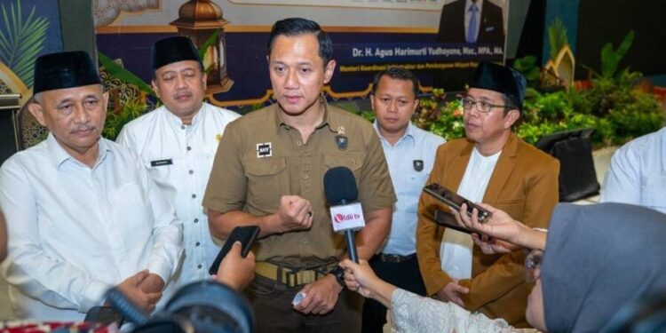 Menteri Koordinator Bidang Infrastruktur dan Pembangunan Kewilayahan Agus Harimurti Yudhoyono di acara Santunan Anak Yatim, Pembagian Sembako, dan Buka Bersama Ponpes Minhajurrosyidin. Foto: LINES.