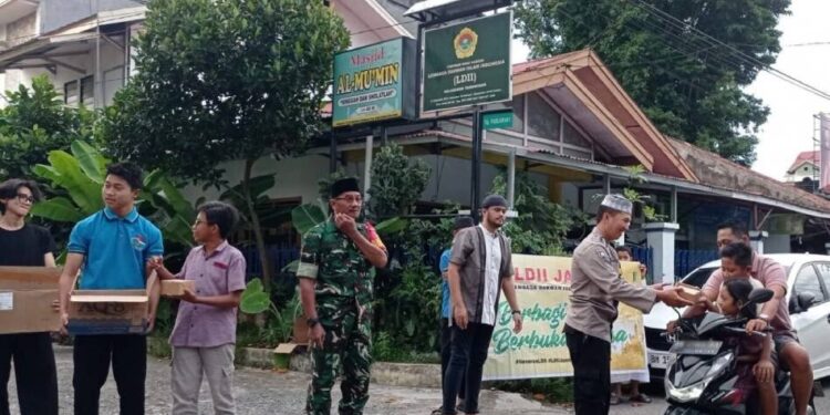 PAC LDII Tambaksari bersama Babinsa Tambaksari Sertu Ujang dan Bhabinkamtibmas Tambaksari Bripka Mukhari membagikan takjil Ramadan. Foto: LINES.