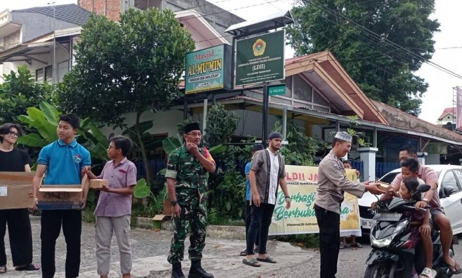 PAC LDII Tambaksari bersama Babinsa Tambaksari Sertu Ujang dan Bhabinkamtibmas Tambaksari Bripka Mukhari membagikan takjil Ramadan. Foto: LINES.