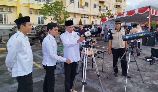 Tim Rukyatul Hilal DPW LDII Sulawesi Utara melakukan pemantauan hilal 1 Syawal. Foto: LINES.