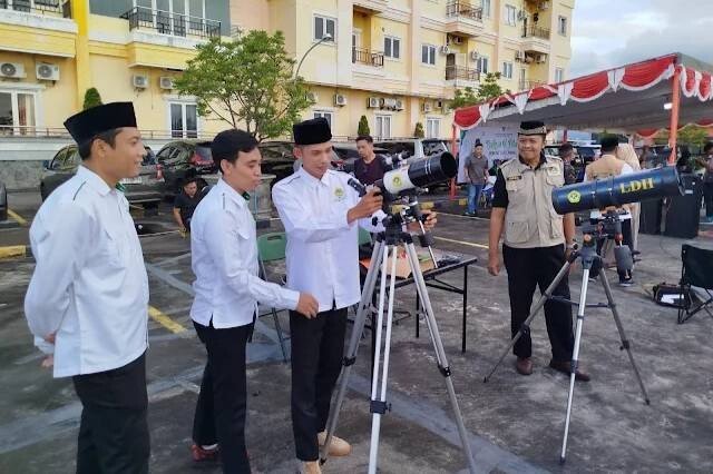 Tim Rukyatul Hilal DPW LDII Sulawesi Utara melakukan pemantauan hilal 1 Syawal. Foto: LINES.