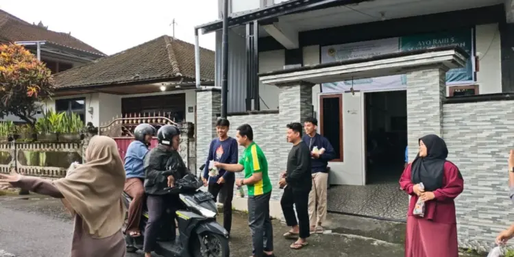 Pemuda LDII Tabanan bagi Takjil Ramadan. Foto: LINES.
