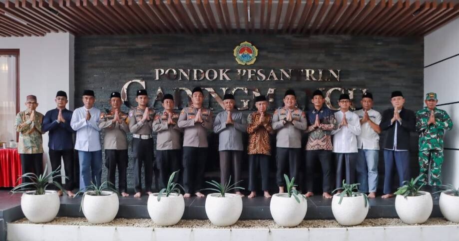 Kapolres Jombang, AKBP Ardi Kurniawan, beserta jajarannya silaturahmi ke kediaman para kiai di Pondok Pesantren Gadingmangu. Foto: LINES.