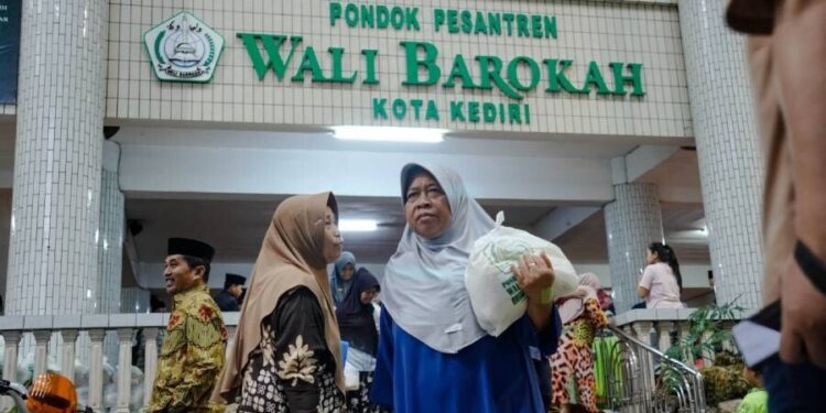 Ponpes Wali Barokah membagikan santunan 750 sembako kepada warga yang membutuhkan. Foto: LINES.