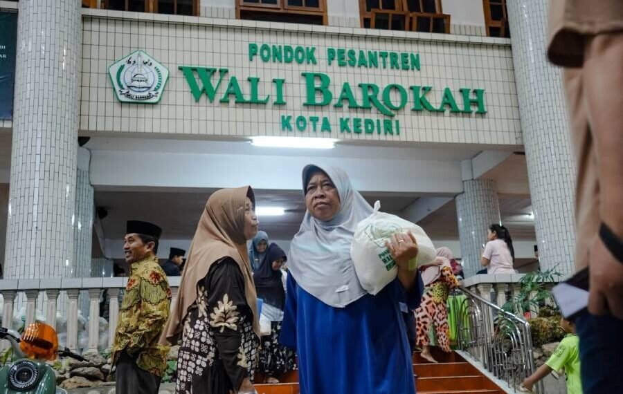 Ponpes Wali Barokah membagikan santunan 750 sembako kepada warga yang membutuhkan. Foto: LINES.