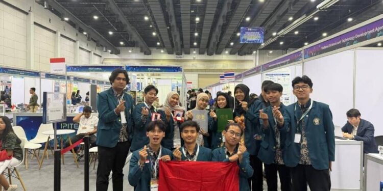 Santri PPM Bina Khoirul Insan, Semarang saat bertanding kompetisi di IPITEx, Thailand. Foto: Istimewa.