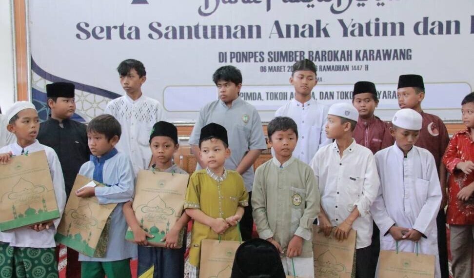 Pondok Pesantren Sumber Barokah, Karawang, Jawa Barat menggelar buka puasa bersama yang dirangkaikan dengan santunan anak yatim dan dhuafa. Foto: LINES.