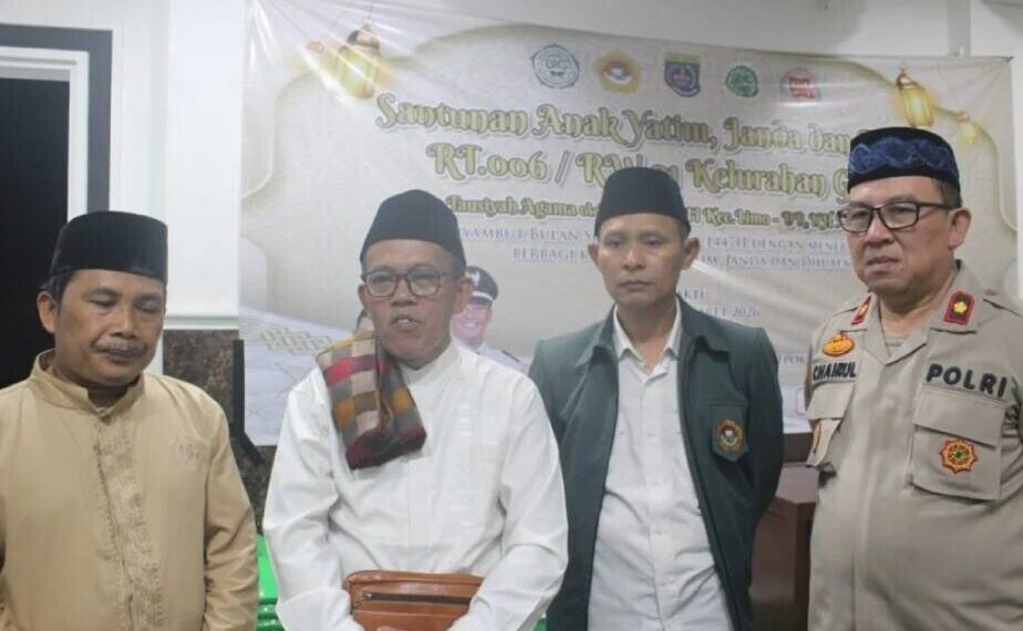 PC LDII Kecamatan Limo bersama pengurus Ponpes Bina Indonesia Gemilang menggelar santunan yatim dan dhuafa. Foto: LINES.