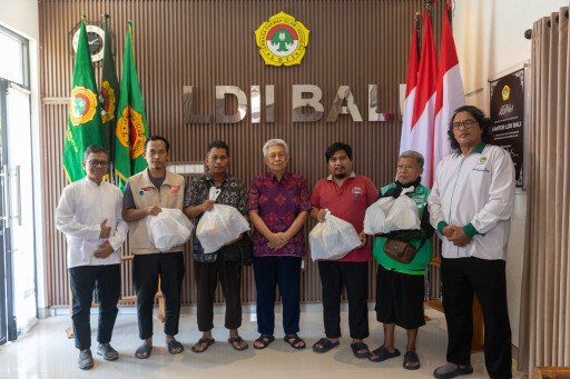 DPW LDII Provinsi Bali membagikan hadiah atau tali asih kepada para guru dan masyarakat sekitar. Foto: LINES.