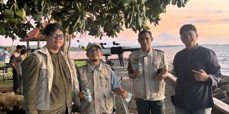 Tim rukyatul hilal DPD LDII Kota Bogor ikut pemantauan hilal untuk menentukan 1 Syawal. Foto: LINES.