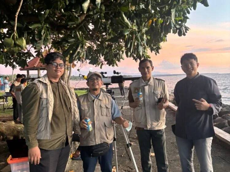 Tim rukyatul hilal DPD LDII Kota Bogor ikut pemantauan hilal untuk menentukan 1 Syawal. Foto: LINES.