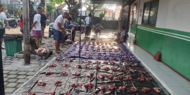 Warga LDII Renon membantu penyembelihan sapi untuk tradisi Pujawali. Foto: LINES.