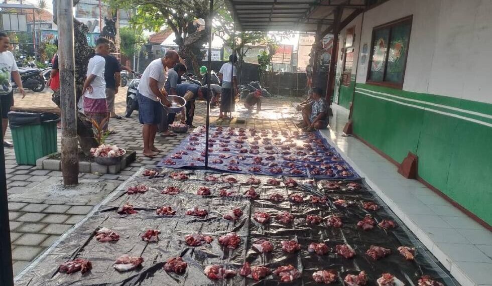 Warga LDII Renon membantu penyembelihan sapi untuk tradisi Pujawali. Foto: LINES.