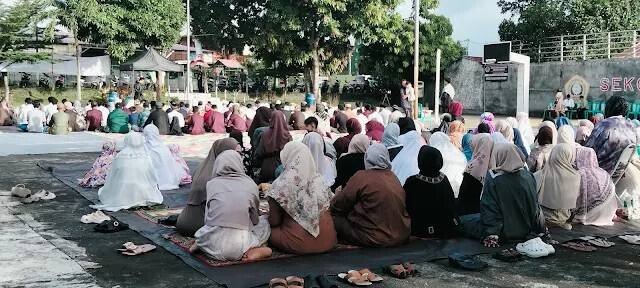 Warga PAC LDII Matuari melaksanakan Salat Idul Fitri 1447 H di lapangan basket STIE Petra, Manembo-Nembo Tengah, Bitung. Foto: LINES.