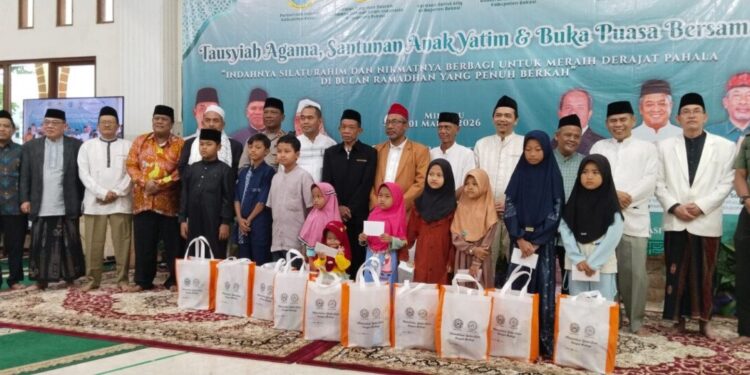Berbagi dengan anak yatim menjadi agenda rutin DPD LDII Kabupaten Bekasi setiap bulan suci Ramadan.Foto: LINES