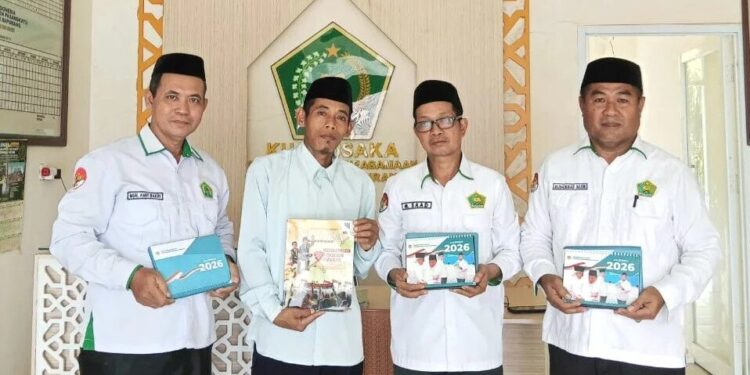 Ketua PC LDII Kecamatan Dapurang, Bachrudin silaturahim dengan Kepala Kantor Urusan Agama (KUA) Kecamatan Dapurang, Muhammad Saad. Foto: LINES