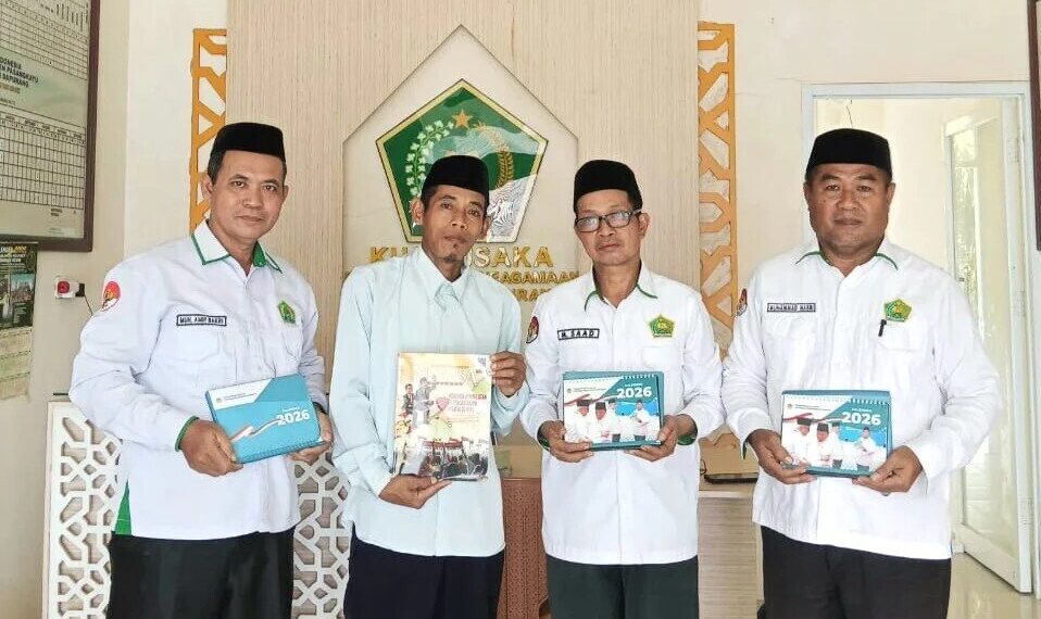 Ketua PC LDII Kecamatan Dapurang, Bachrudin silaturahim dengan Kepala Kantor Urusan Agama (KUA) Kecamatan Dapurang, Muhammad Saad. Foto: LINES