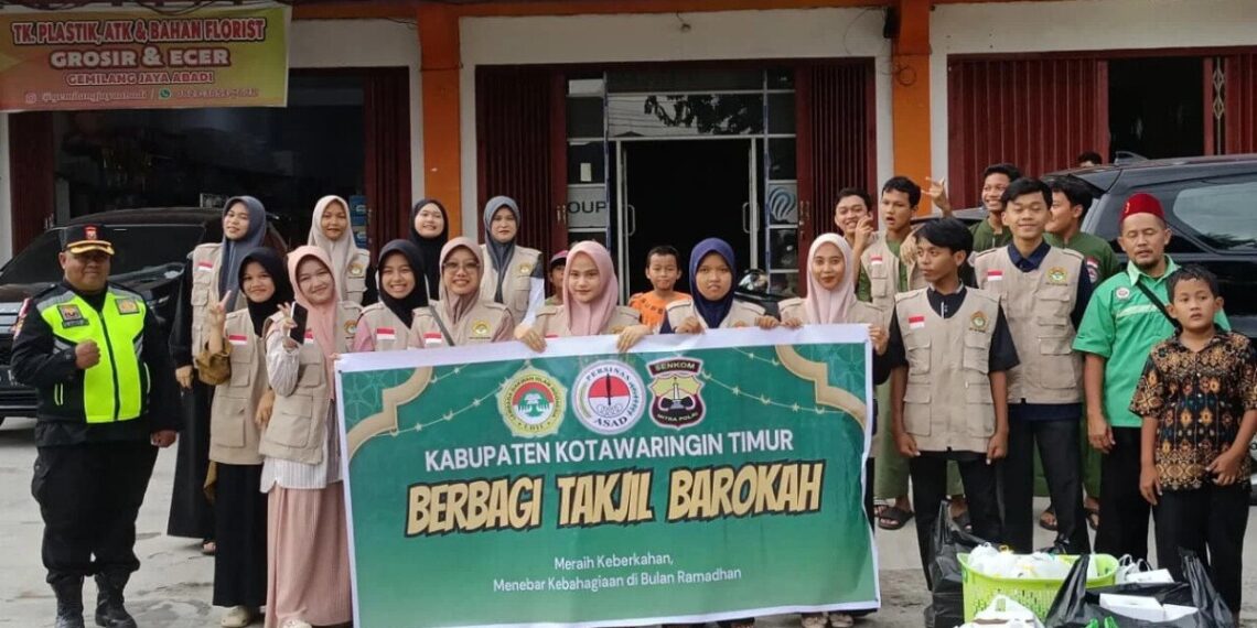 Remaja LDII Kabupaten Kotawaringin Timur berkolaborasi dengan Persinas ASAD dan SENKOM Mitra Polri membagikan paket takjil kepada para pengguna jalan menjelang waktu berbuka puasa. Foto: LINES