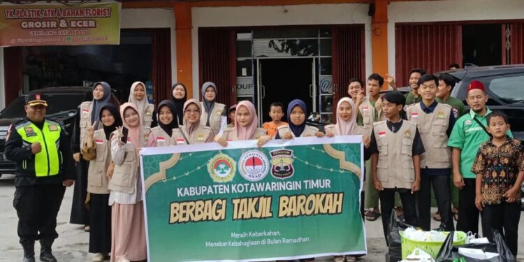 Remaja LDII Kabupaten Kotawaringin Timur berkolaborasi dengan Persinas ASAD dan SENKOM Mitra Polri membagikan paket takjil kepada para pengguna jalan menjelang waktu berbuka puasa. Foto: LINES