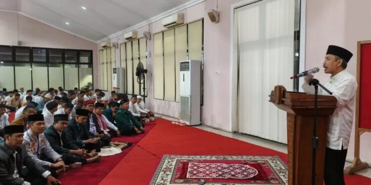 Sebanyak 550 warga LDII Kota Semarang mengikuti kegiatan tarawih keliling di Aula Rumah Dinas Wali Kota Semarang, Selasa, (24/2/2026). Foto: LINES