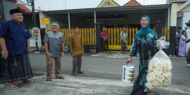 Wali Kota Mojokerto, Ika Puspitasari yang akrab disapa Ning Ita berbuka puasa bersama warga LDII Balongsari. Foto: LINES