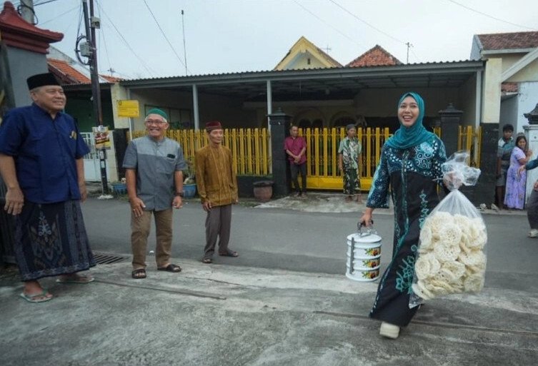 Wali Kota Mojokerto, Ika Puspitasari yang akrab disapa Ning Ita berbuka puasa bersama warga LDII Balongsari. Foto: LINES