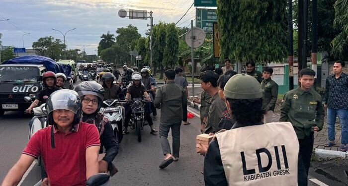 Puluhan pemuda LDII Kabupaten Gresik membagikan takjil di depan kantor DPD LDII Gresik, di Kota Gresik, Jawa Timur pada Minggu (8/3/2026). Foto: LINES