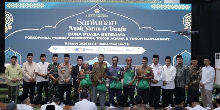 Asisten I Sekretariat Daerah Kabupaten Jombang, Purwanto, mewakili Bupati, menghadiri kegiatan “Buka Puasa Bersama dan Santunan Anak Yatim serta Dhuafa”. Foto: LINES