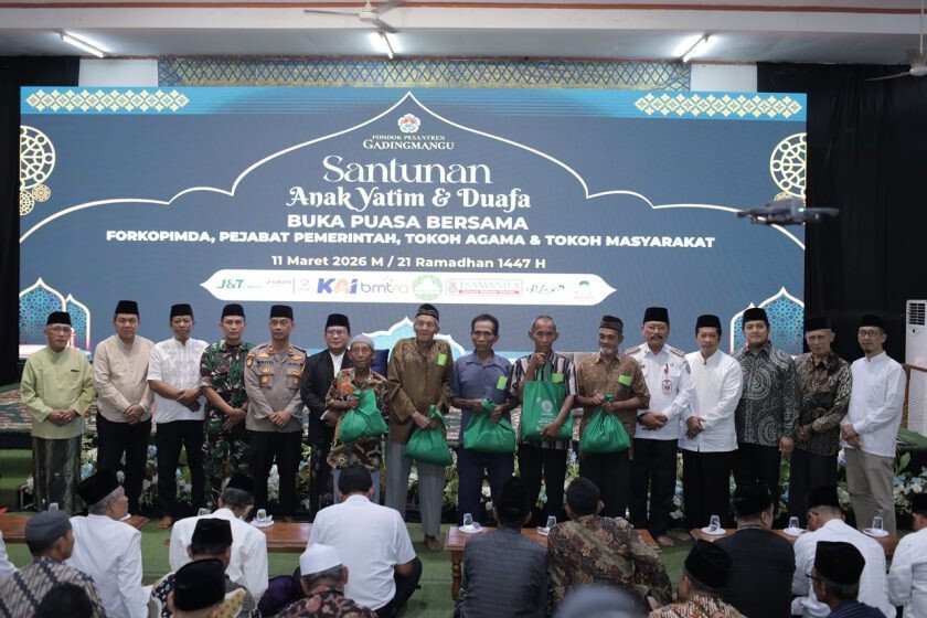 Asisten I Sekretariat Daerah Kabupaten Jombang, Purwanto, mewakili Bupati, menghadiri kegiatan “Buka Puasa Bersama dan Santunan Anak Yatim serta Dhuafa”. Foto: LINES