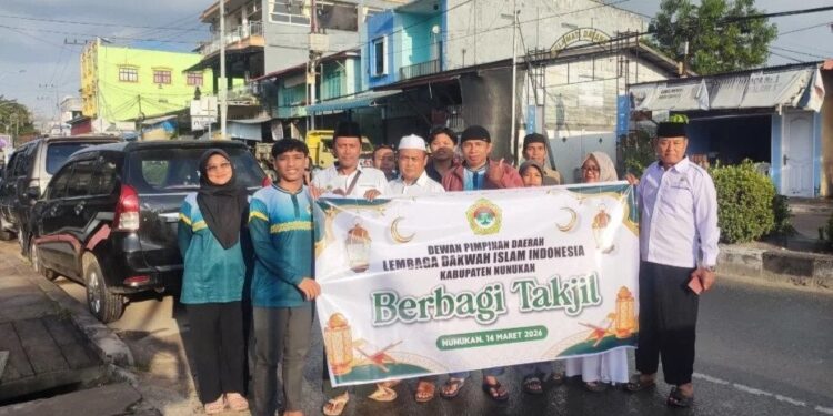 DPD LDII Kabupaten Nunukan membagikan 100 paket takjil kepada pengguna jalan yang melintas di Jalan Bhayangkara, Nunukan, Kalimantan Timur. Foto: LINES