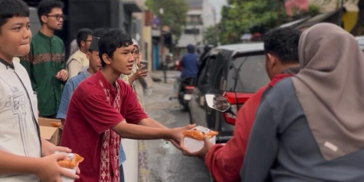 PAC LDII Batu Ampar menggelar kegiatan berbagi takjil dengan tema “Berbagi Kebahagiaan di Bulan Keberkahan”. Foto: LINES