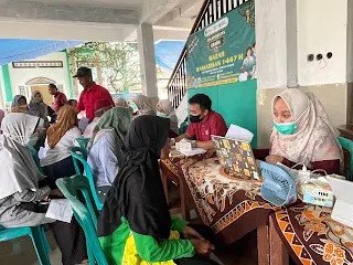 Ratusan warga dari Kecamatan Muntilan dan sekitarnya mengikuti pemeriksaan kesehatan yang meliputi pengecekan tekanan darah, konsultasi kesehatan, serta pemeriksaan dasar lainnya. Foto: LINES