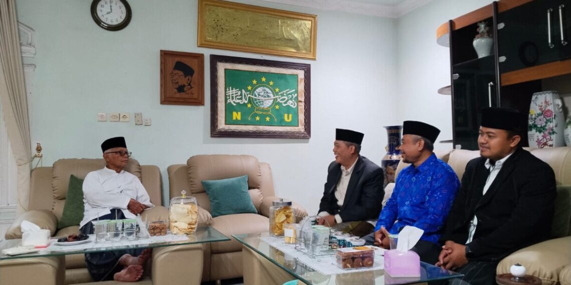 Pengurus Pondok Pesantren (Ponpes) Wali Barokah Kediri berkunjung ke kediaman Pengasuh Ponpes Al-Amanah Assa’idiyah Jamsaren sekaligus Ketua Umum Majelis Ulama Indonesia (MUI) Pusat, KH Anwar Iskandar. Foto: LINES