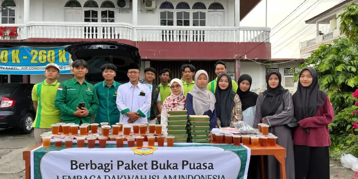 LDII Kota Padang membagikan 200 paket berbuka puasa kepada pejalan kaki, pengemudi ojek online, dan pengguna jalan lainnya pada Minggu (1/3/2026). Foto: LINES