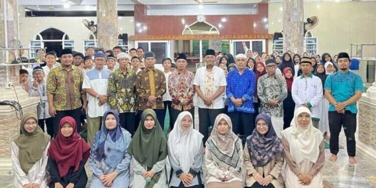ondok Pesantren Miftahul Huda Padang menggelar kegiatan buka puasa bersama dalam rangkaian acara Pesantren Ramadhan 1447 Hijriah. Foto: LINES